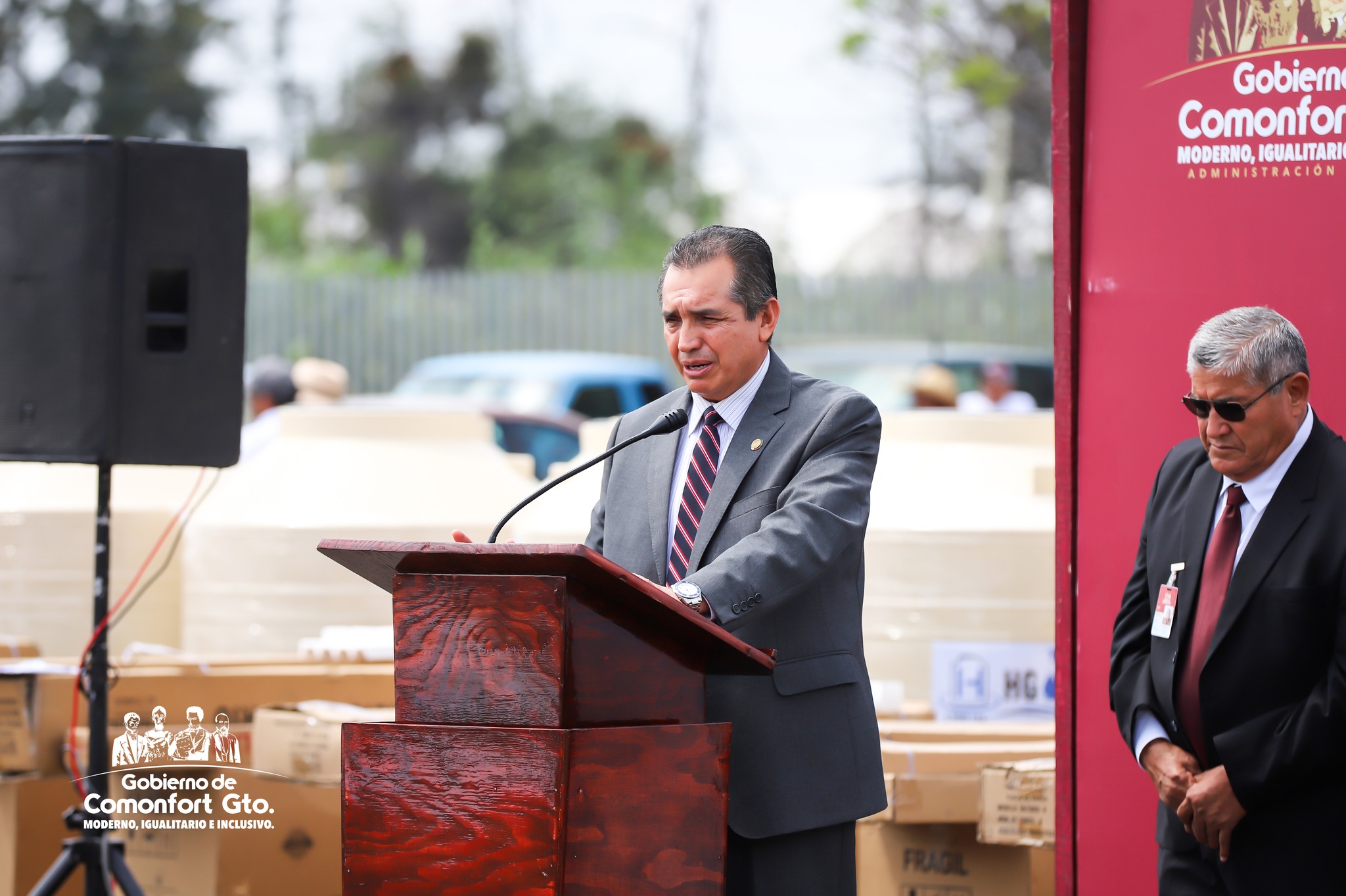 Entrega de kits a una de las familias beneficiadas