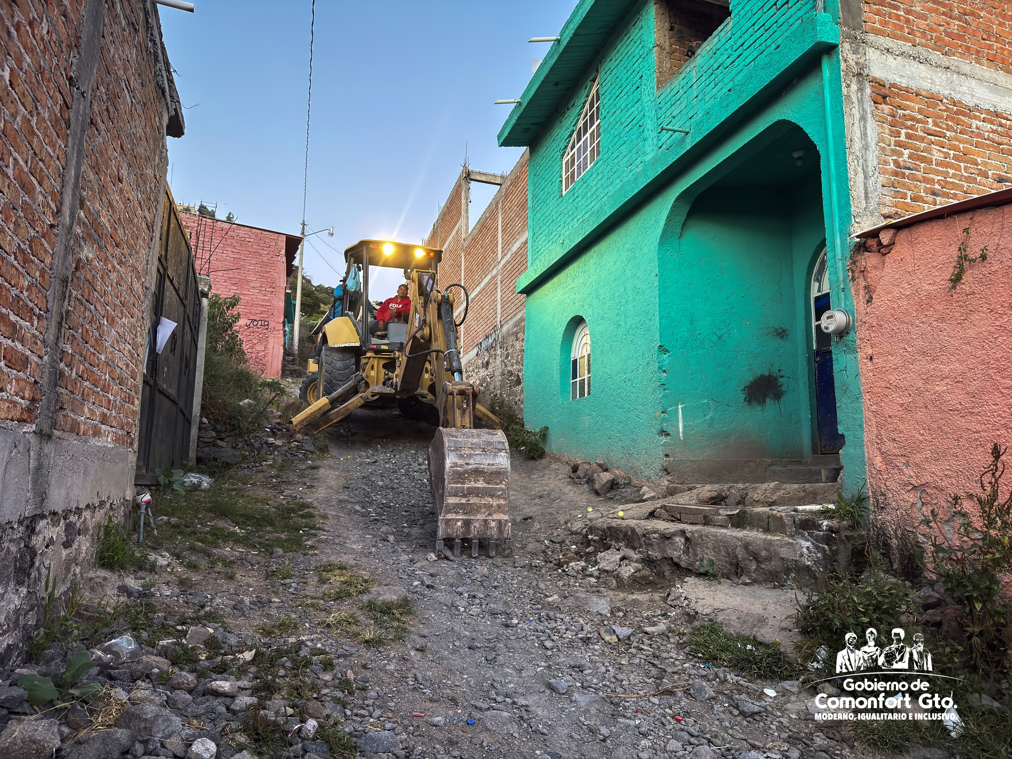 Máquina de construcción trabajando en la Calle Segunda Privada de la Cruz