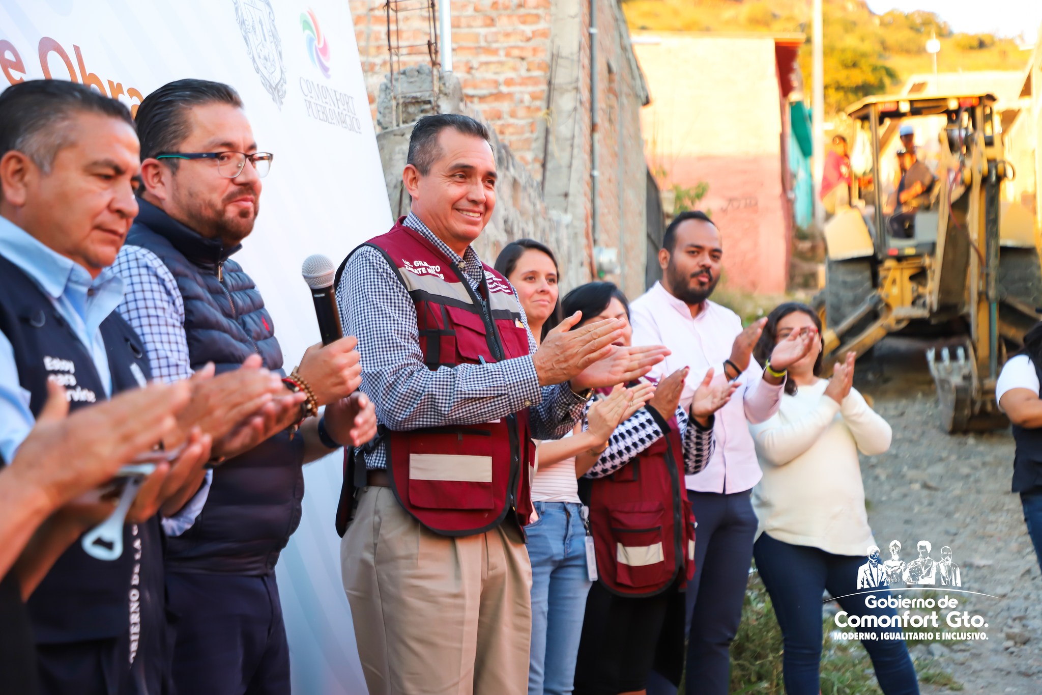 Presidente municipal Lic. Gilberto Zárate Nieves y gabinete en el banderazo