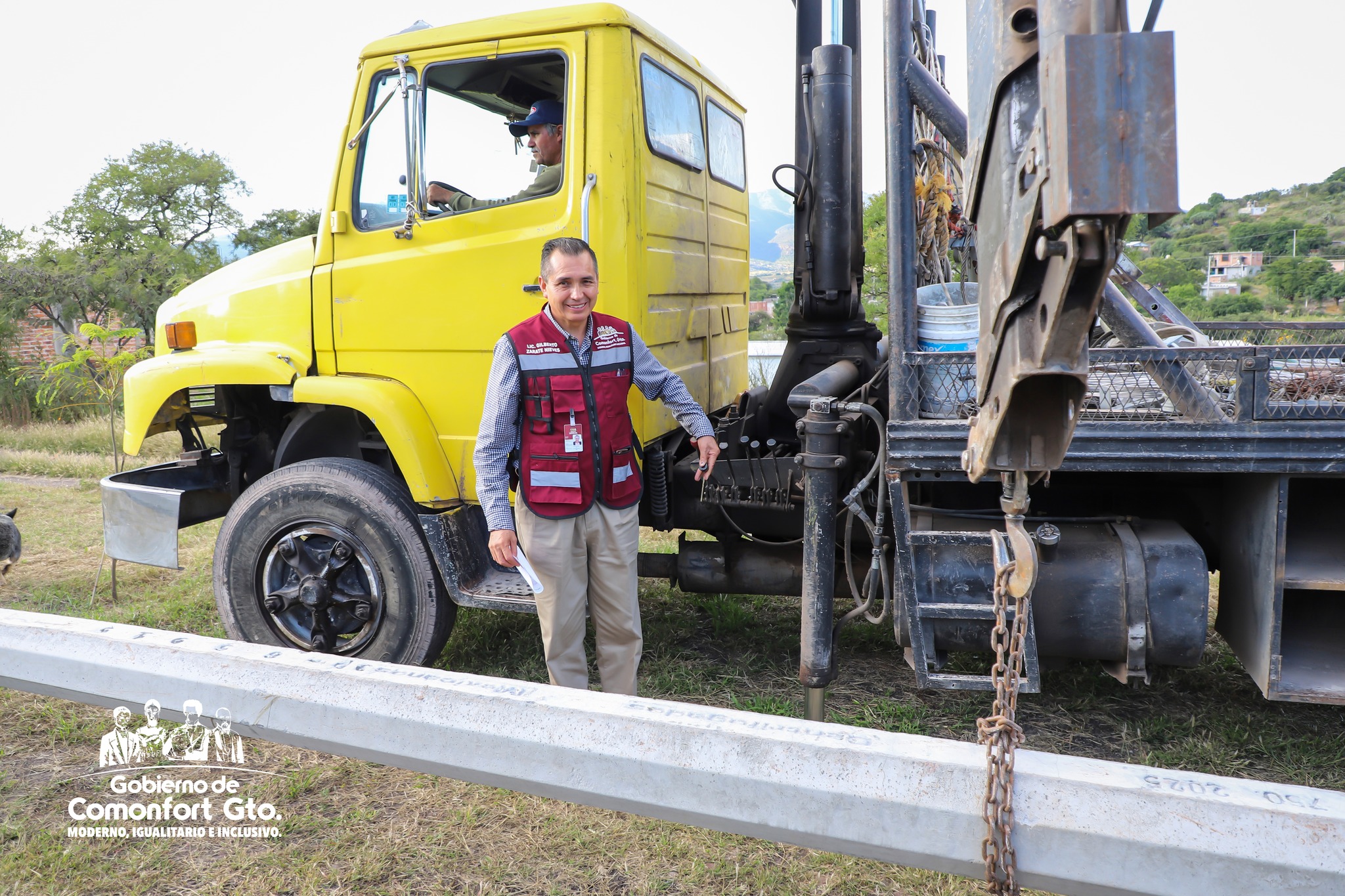 Presidente municipal y funcionarios supervisando el inicio de obra