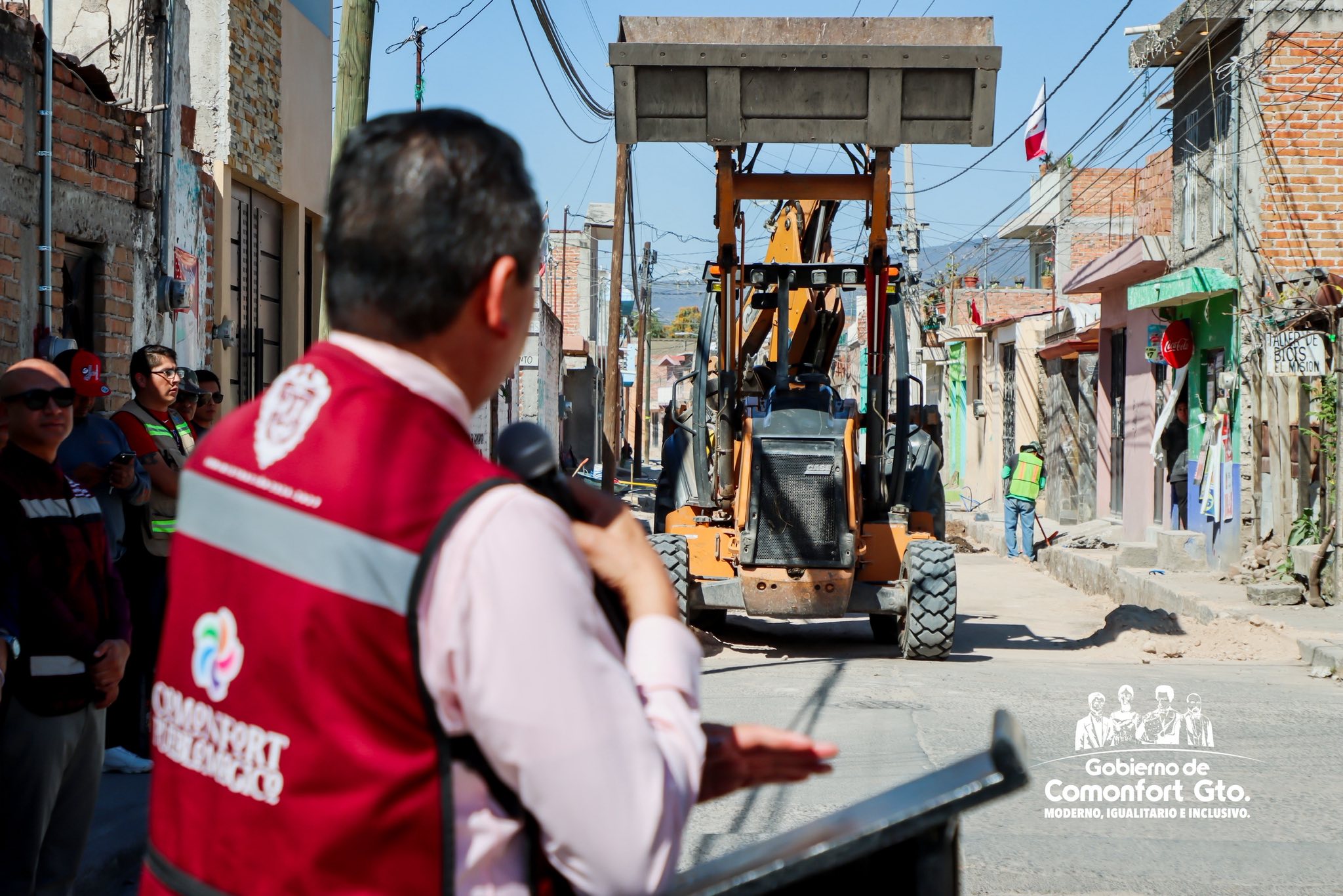 Máquina de construcción y trabajos iniciales en calle de Santa Lucía