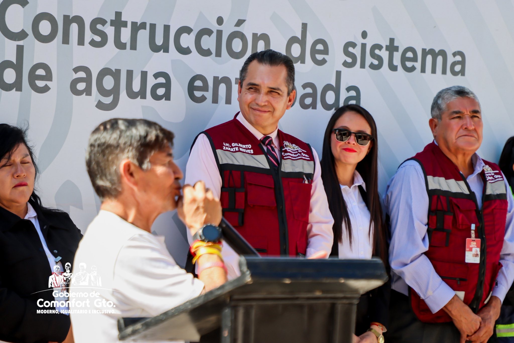 Presidente municipal y funcionarios supervisando el inicio de obra