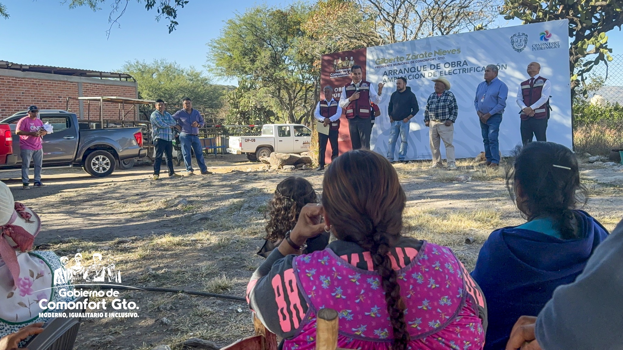Presidente municipal Lic. Gilberto Zárate Nieves y gabinete en el banderazo