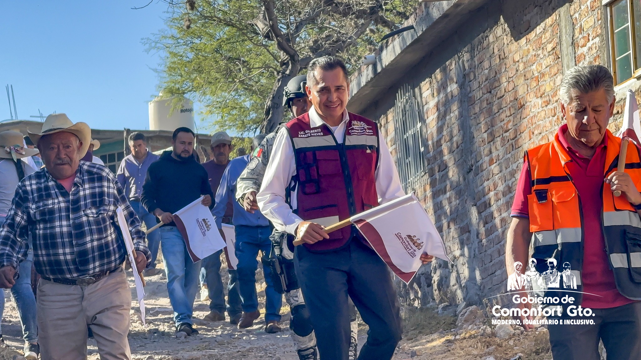 Máquina de construcción trabajando en la Calle Segunda Privada de la Cruz