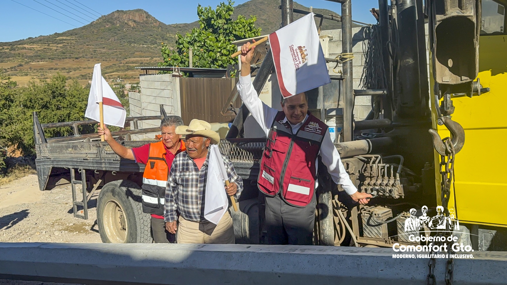 Presidente municipal Lic. Gilberto Zárate Nieves y gabinete en el banderazo