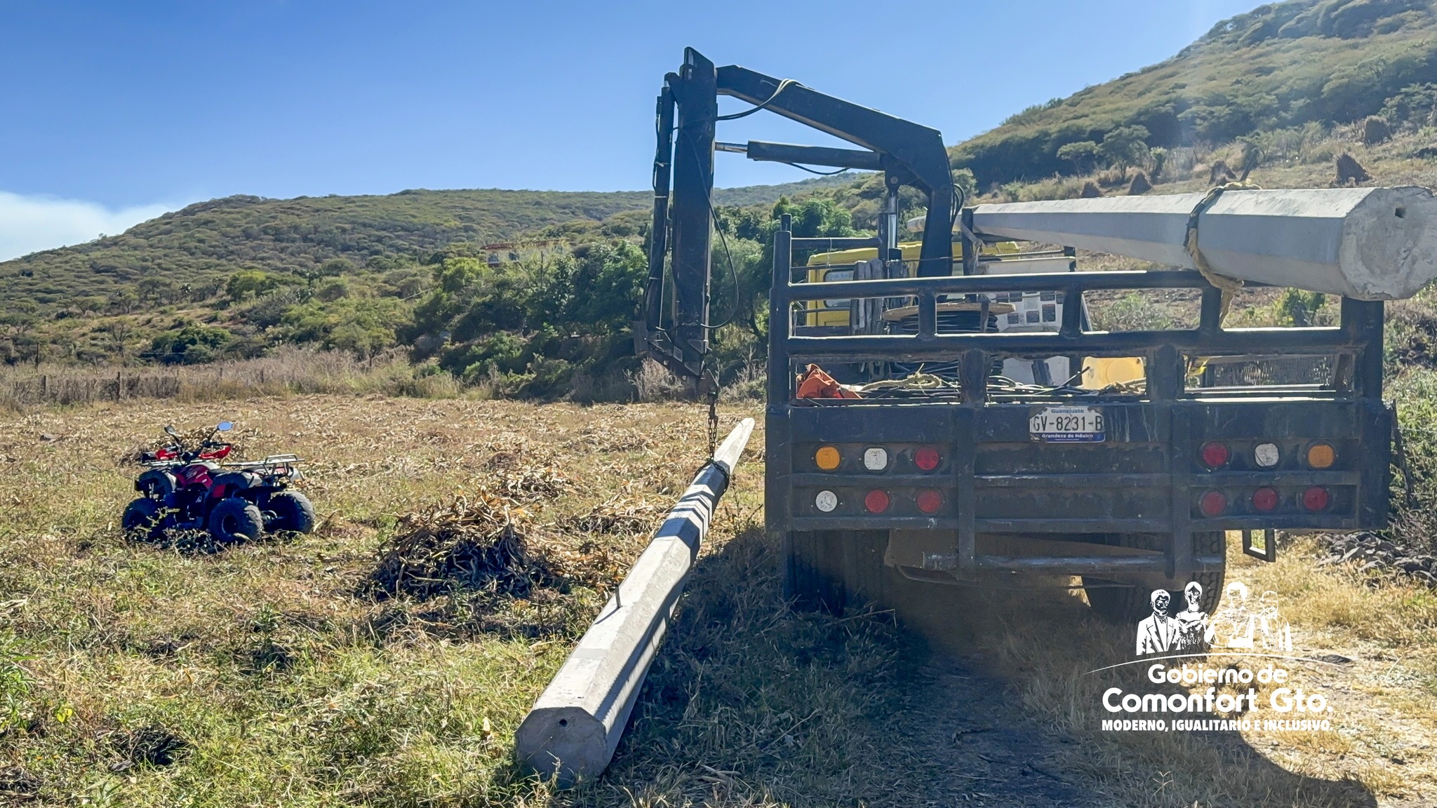 Entrega de kits a una de las familias beneficiadas