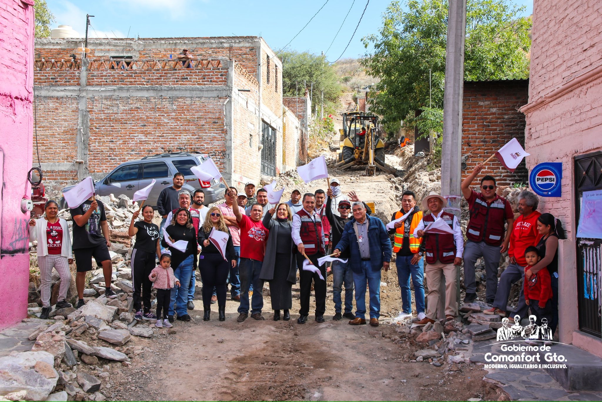 Máquina de construcción trabajando en la Calle Segunda Privada de la Cruz