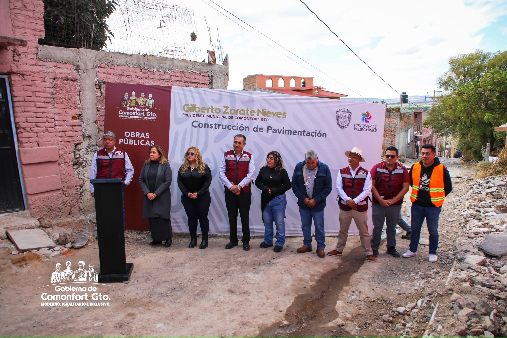 Presidente municipal Lic. Gilberto Zárate Nieves y gabinete en el banderazo