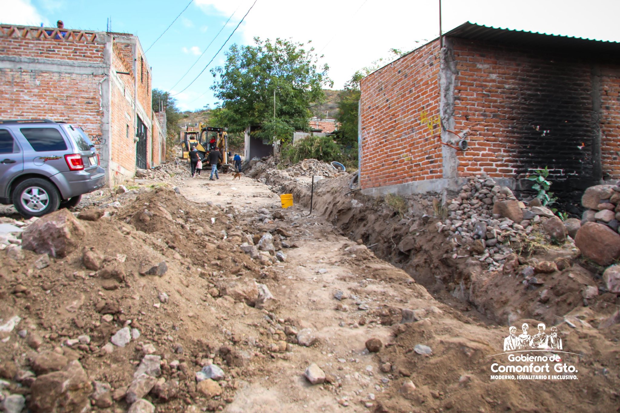 Presidente municipal Lic. Gilberto Zárate Nieves y gabinete en el banderazo